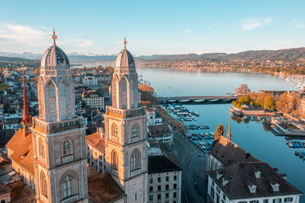 Das Grossmünster und der Zürichsee.