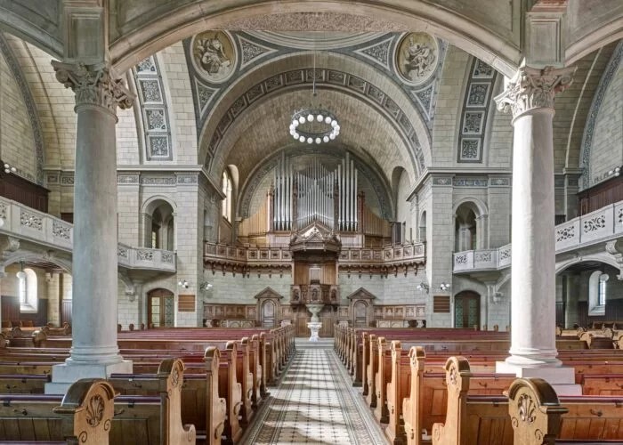 Die Reformierte Kirche Enge mit Orgelprospekt.