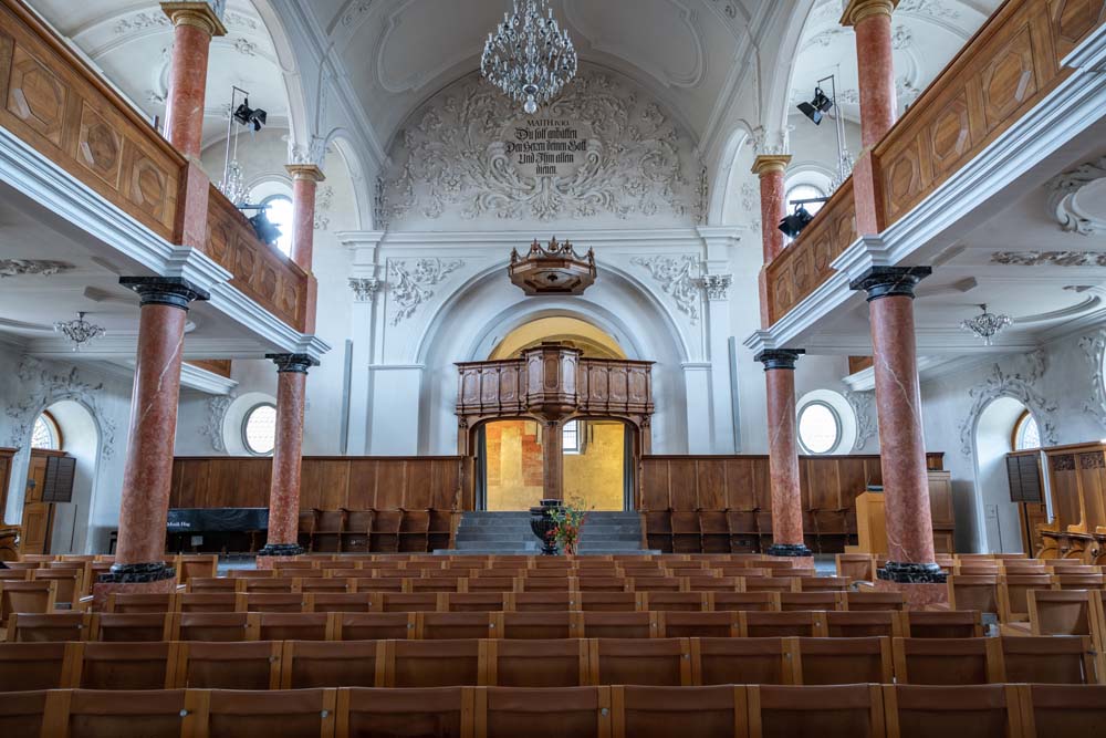 Innenraum der Altstadtkirche St. Peter.